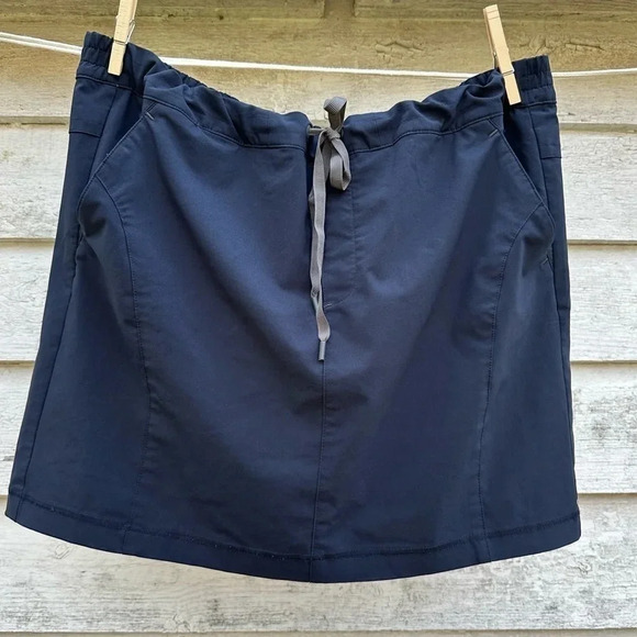 Eddie Bauer Tennis skirt navy blue great condition size L - Picture 1 of 4
